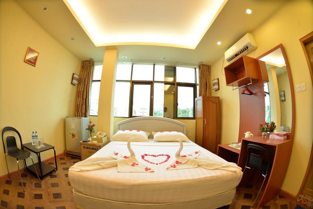 New Golden Forward Hotel Yangon Extérieur photo