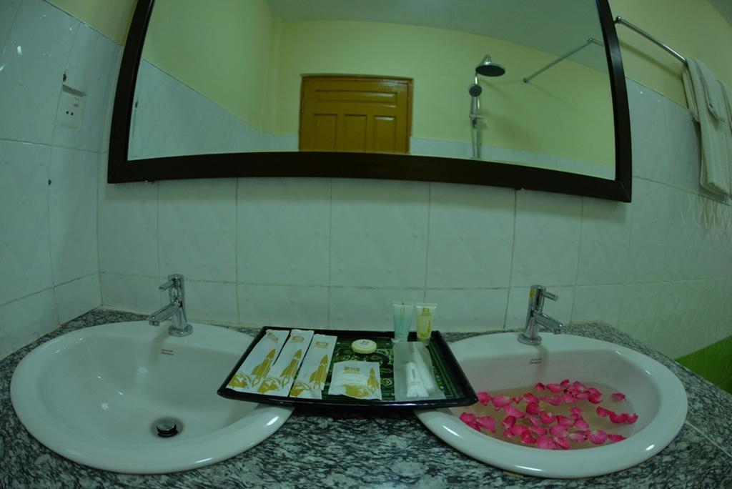 New Golden Forward Hotel Yangon Extérieur photo