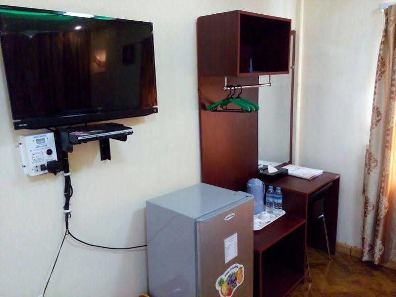New Golden Forward Hotel Yangon Extérieur photo