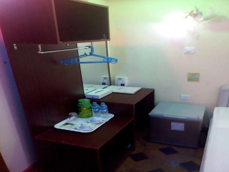 New Golden Forward Hotel Yangon Extérieur photo