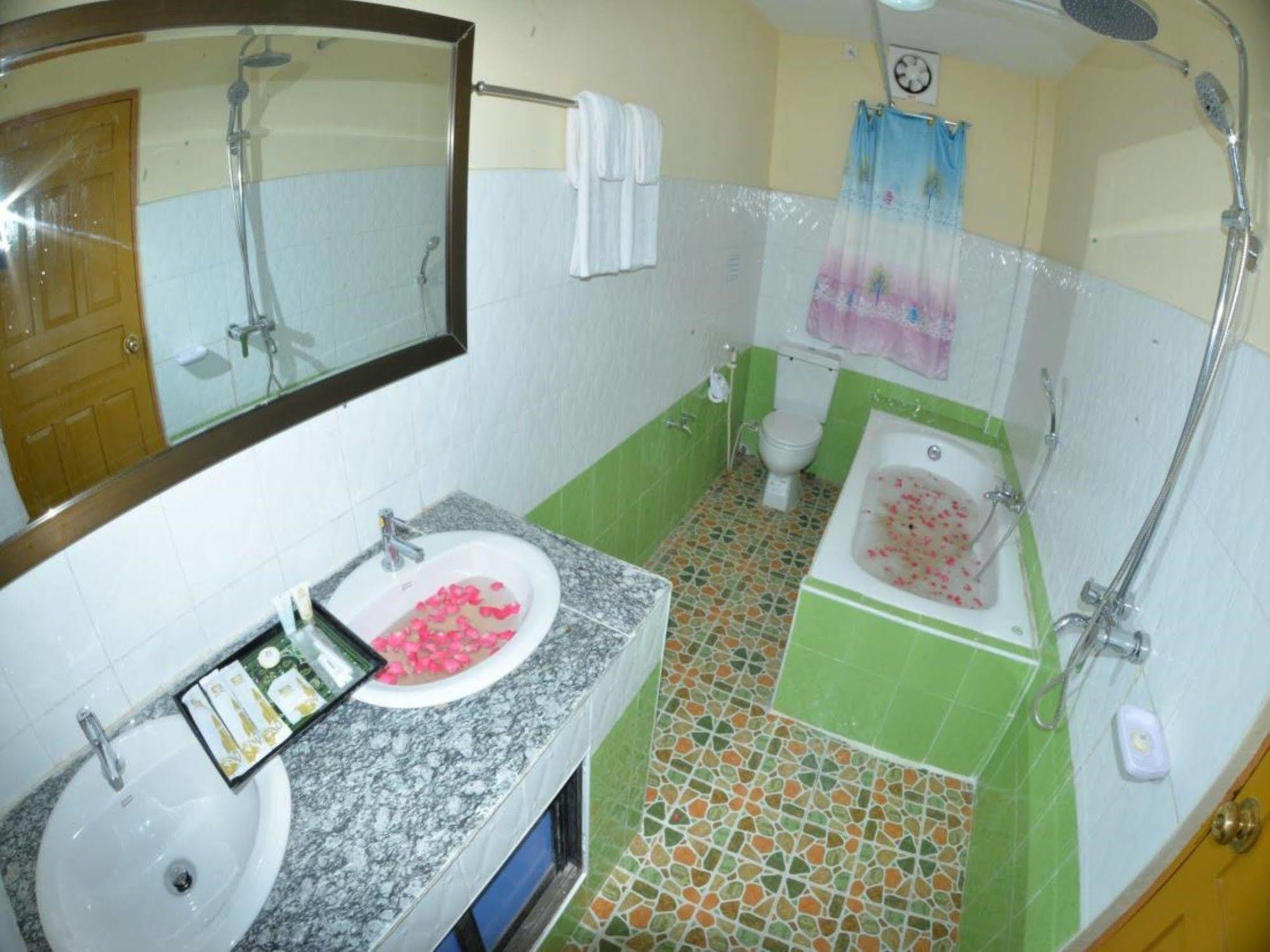 New Golden Forward Hotel Yangon Extérieur photo