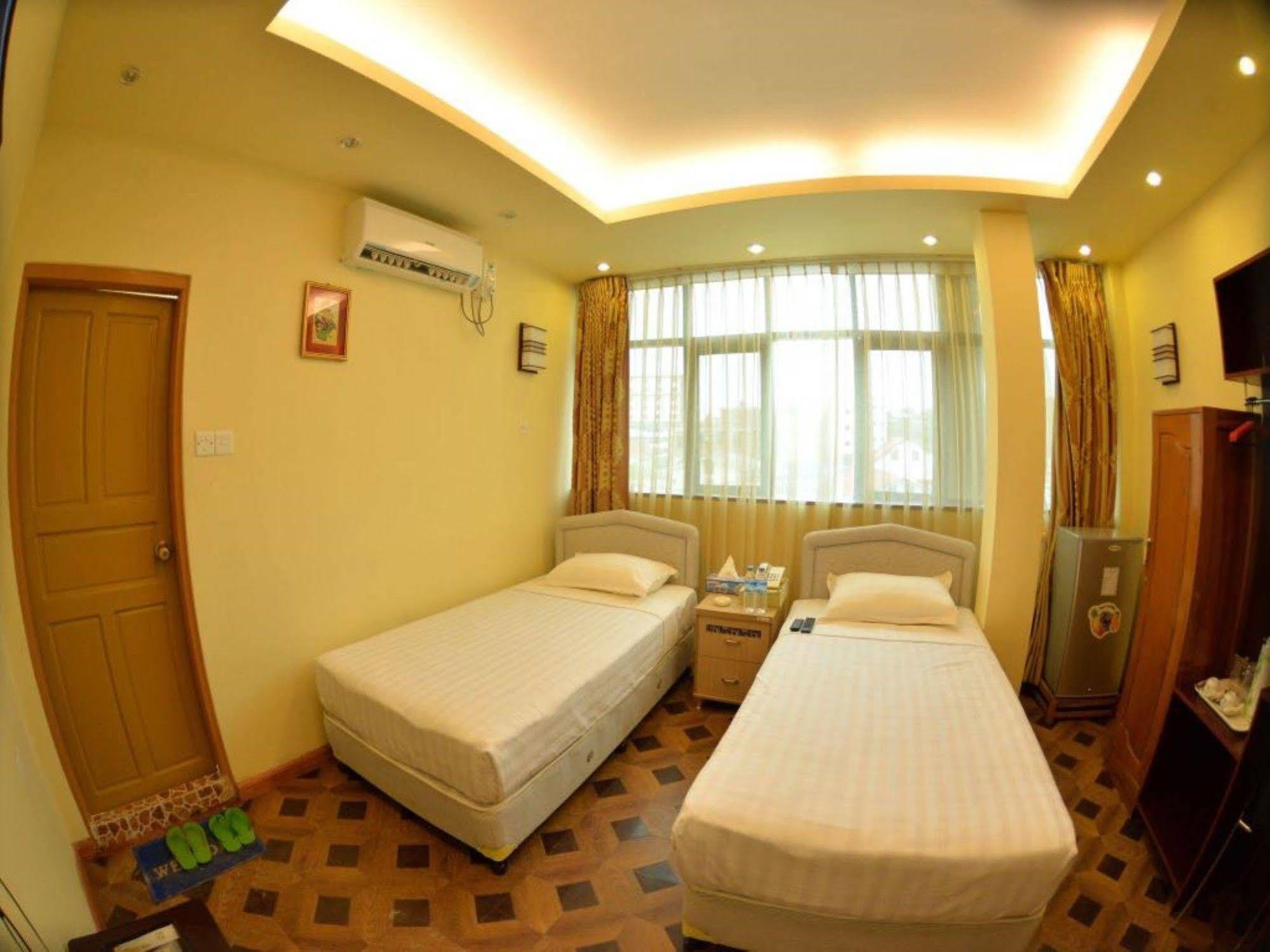 New Golden Forward Hotel Yangon Extérieur photo