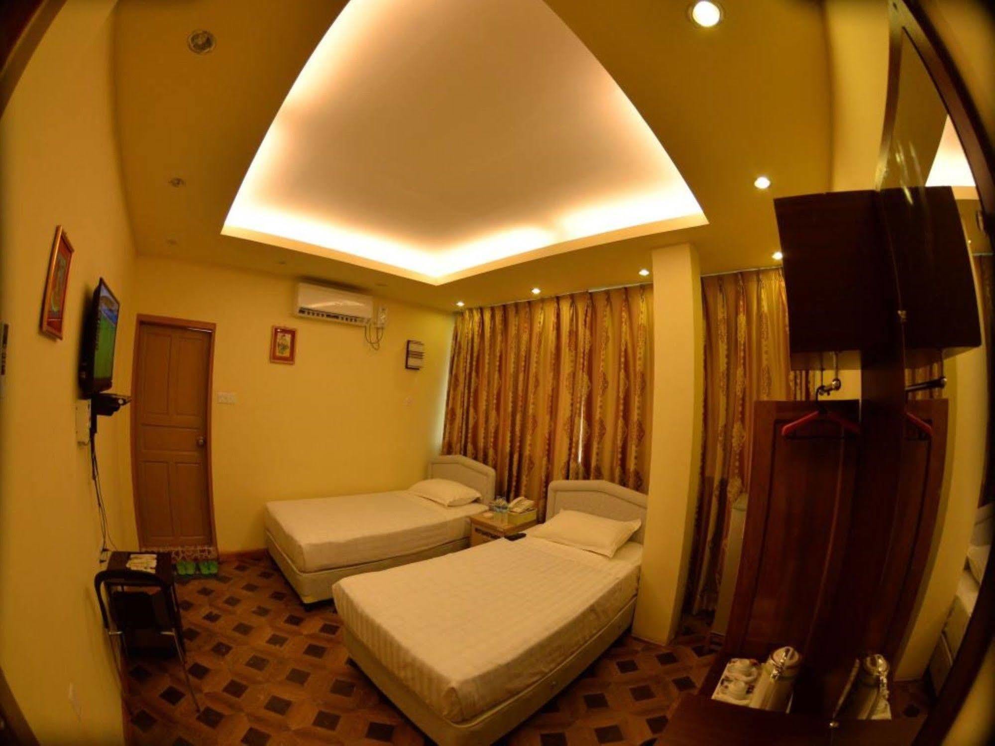 New Golden Forward Hotel Yangon Extérieur photo