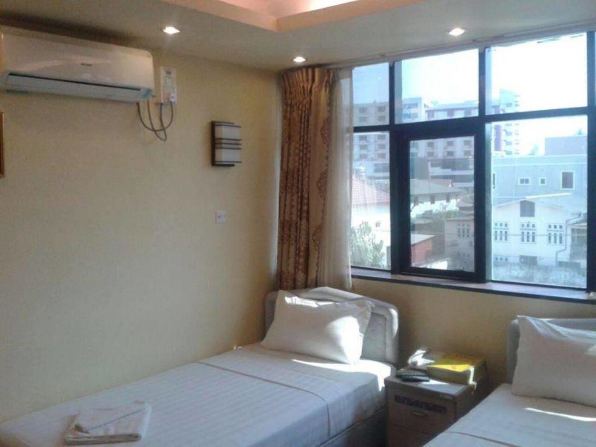New Golden Forward Hotel Yangon Extérieur photo