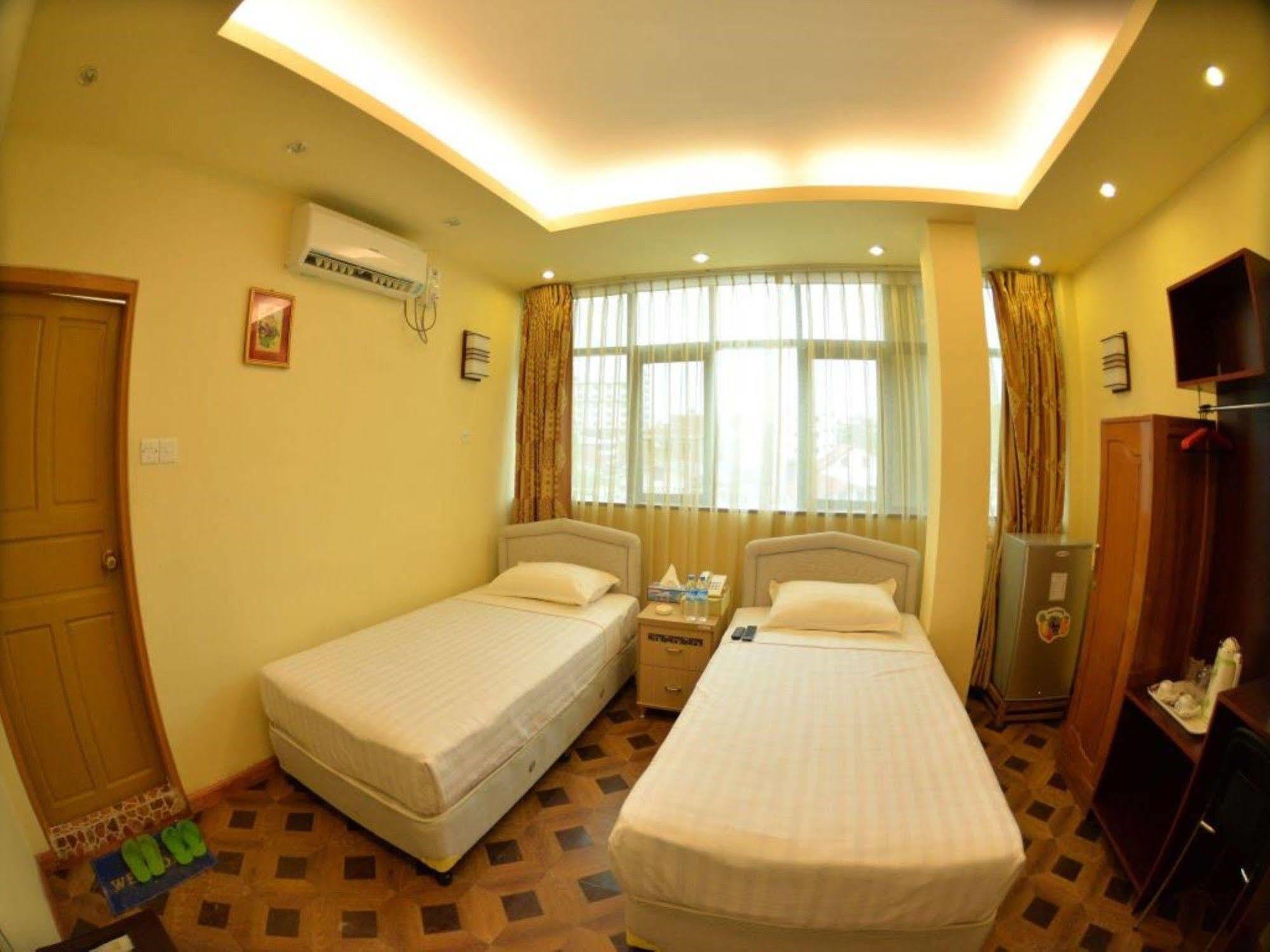 New Golden Forward Hotel Yangon Extérieur photo