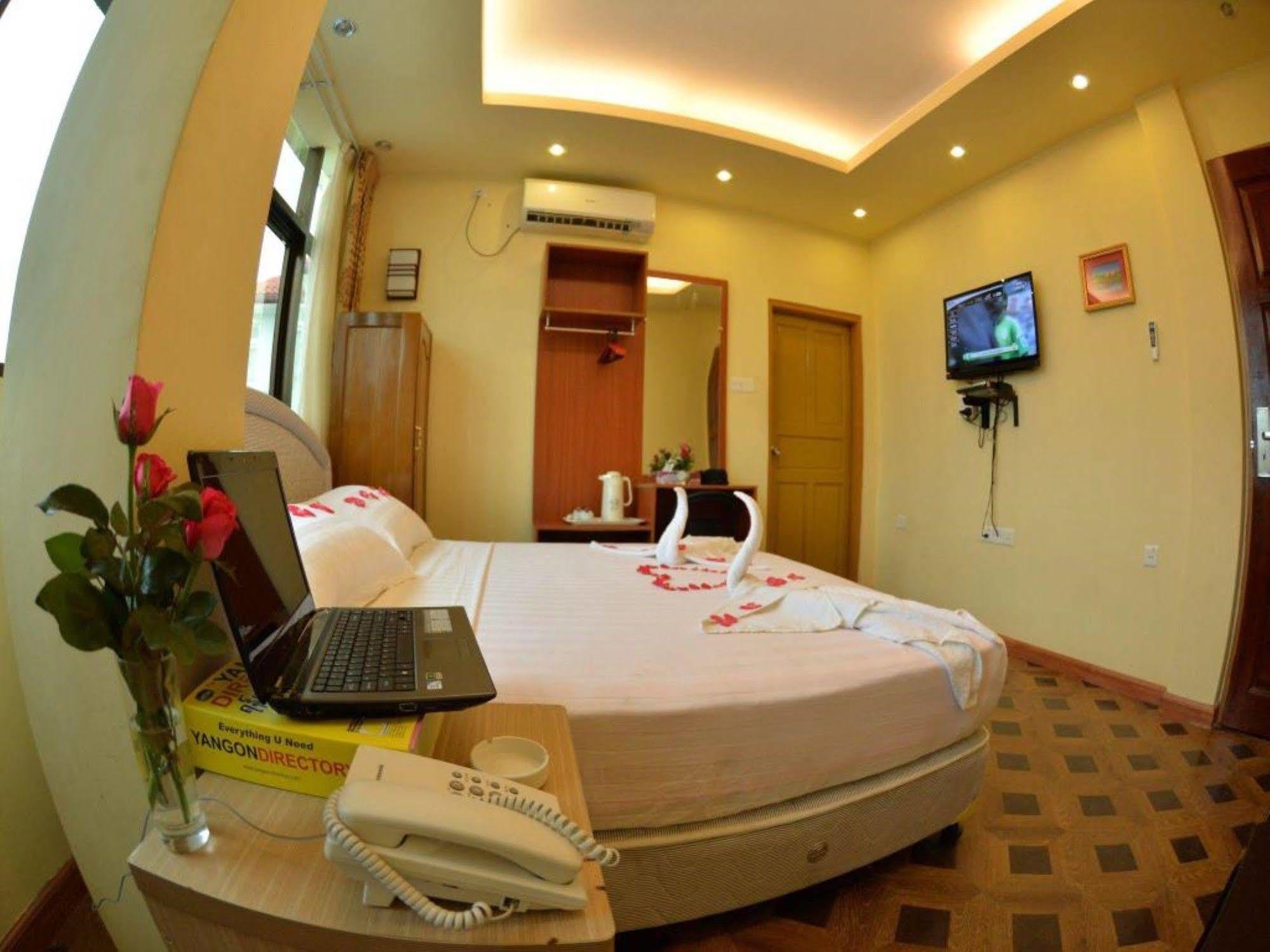New Golden Forward Hotel Yangon Extérieur photo