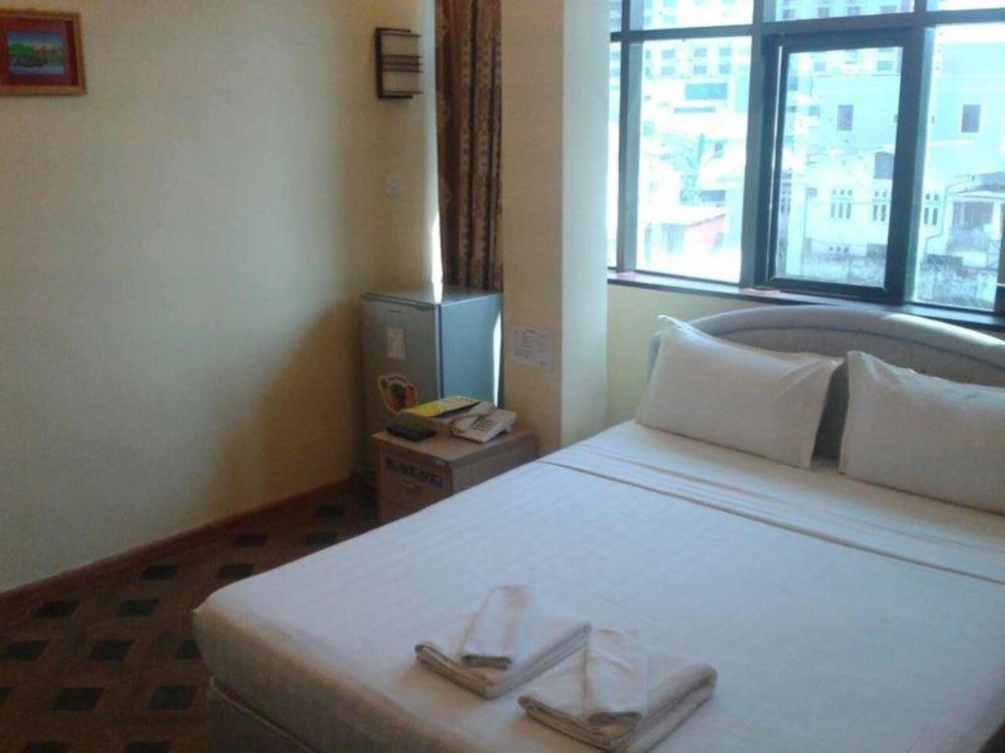 New Golden Forward Hotel Yangon Extérieur photo