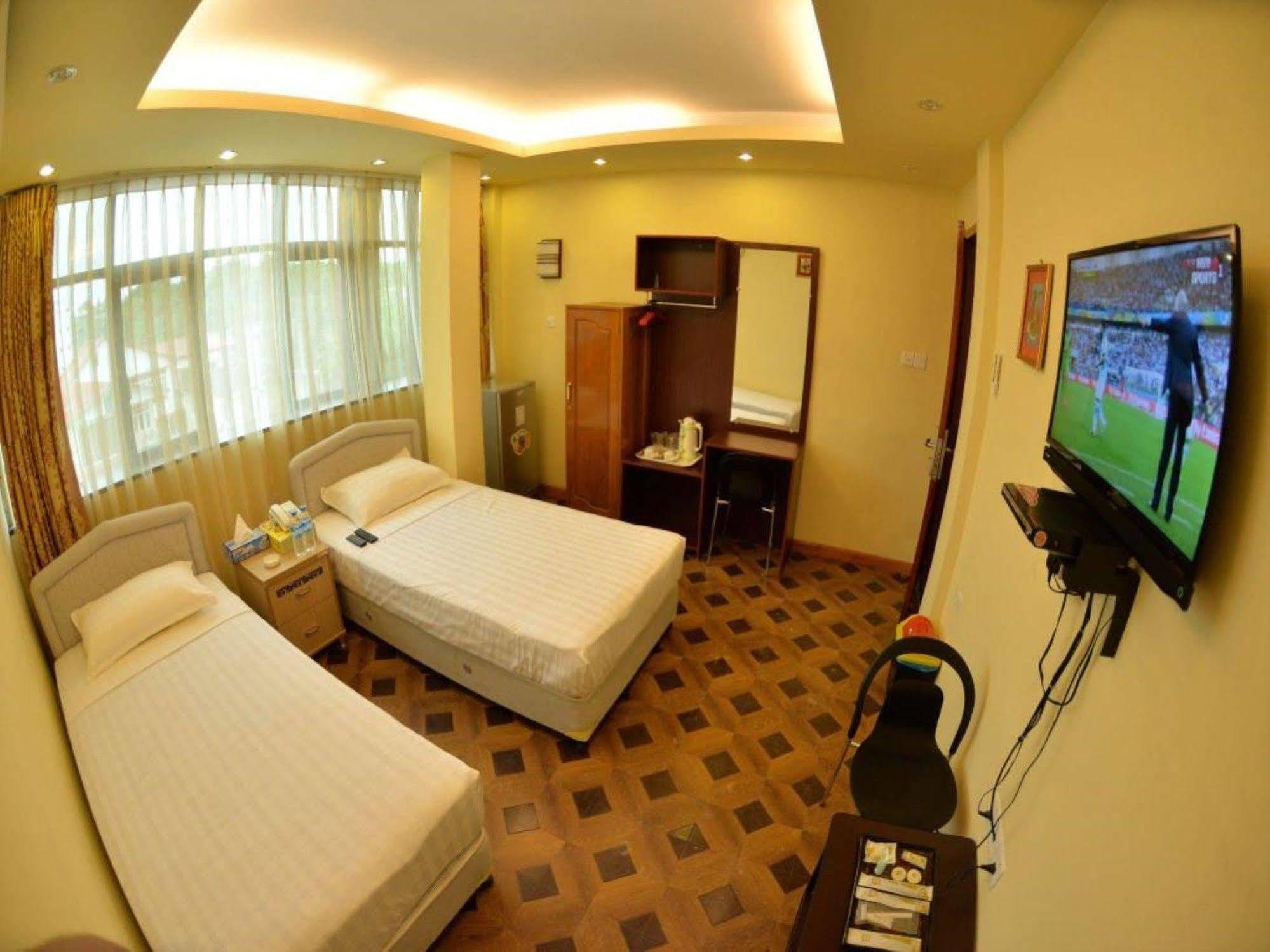 New Golden Forward Hotel Yangon Extérieur photo