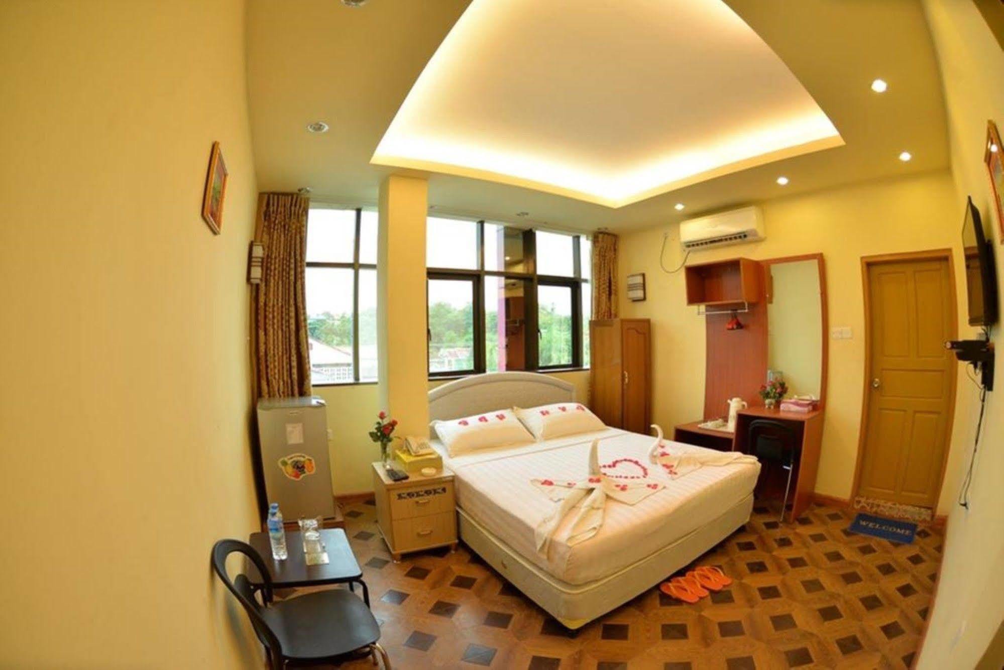 New Golden Forward Hotel Yangon Extérieur photo